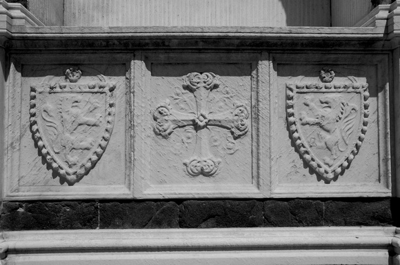 BW_405_Italy_Florence_The Peugeot Lion and Cross_BW
