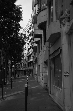 BW_100_France Paris_A Street in Paris