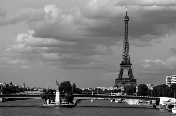 BW_115_France Paris_The Eiffel Tower and the Skyline of Paris in BW